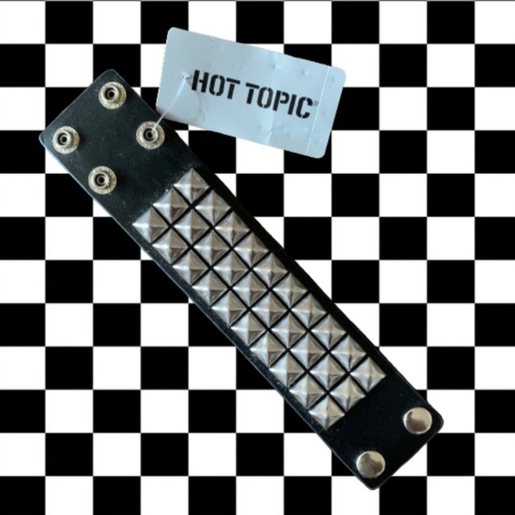 Hot Topic Other - NWT Hot Topic 3 row pyramid stud bracelet